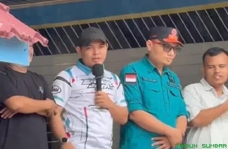 Anggota DPRD Sumbar Ade Putra bersama Sekretaris Daerah Pasaman Barat Doddy San Ismail saat meninjau Sirkuit Peridon Siap Maju dalam Kejurnas Grasstrack, Sabtu (11/7/2026). (Foto: Ist)