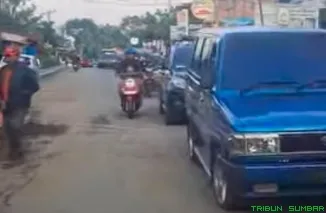 Drainase Didepan SPBU Parak Jua sudah Bisa Dilewati Pengendara,Usai Direvitalisasi Petugas dari dinas PUPR Tanah Datar Senin (6/7/2026) Kemarin. (Foto: Ist)