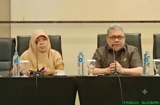 Ketua DPRD Sumbar Muhidi memberikan arahan kepada kepala SMA/SMK se-Sumatera Barat dalam kegiatan Bimbingan Teknis di Padang. (Foto: Ist)