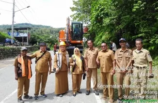 Proses pembersihan material longsor di kawasan Gunung Padang, Kelurahan Batang Arau, yang kini sudah selesai dan jalan kembali aman dilalui. (Foto: Ist)