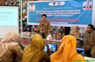 Kegiatan pembukaan MGMP Bahasa Inggris SMP Kota Padang Tahun Pelajaran 2026/2027 di SMP Negeri 25 Padang, Senin (27/7/2026). (Foto: Ist)