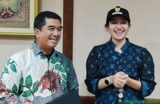 Bupati Dharmasraya Annisa Suci Ramadhani berdiskusi dengan Rektor Universitas Indonesia Prof. Heri Hermansyah terkait perluasan akses pendidikan bagi pelajar Dharmasraya. (Foto: Ist)