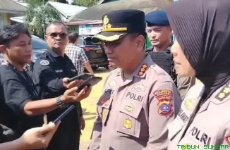 Kepolisian saat melakukan pengamanan dan olah tempat kejadian perkara ledakan bom rakitan di salah satu MAN Padang, Selasa (14/7/2026). (Foto: Ist)