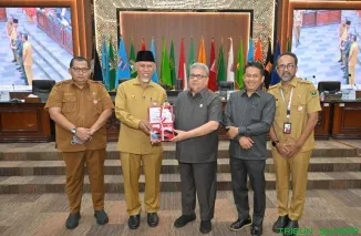 Ketua DPRD Sumbar Muhidi didampingi Gubernur Mahyeldi memimpin rapat paripurna penyampaian Rancangan KUA-PPAS Tahun Anggaran 2027 di Kantor DPRD Sumatera Barat. (Foto: Ist)