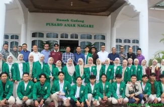 Bupati Pasaman Welly Suhery, S.T., didampingi jajaran pejabat daerah menyambut hangat peserta Ekspedisi Andalas 2026 di Rumah Dinas Bupati. (Foto: Ist)