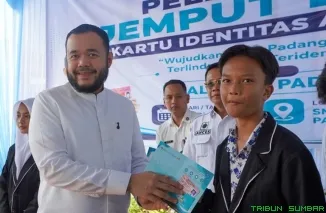 Wali Kota Padang Fadly Amran  meluncurkan layanan jemput bola pembuatan KIA di Lapangan Olahraga SMPN 28 Padang, Rabu (29/7/2026). (Foto: Ist)