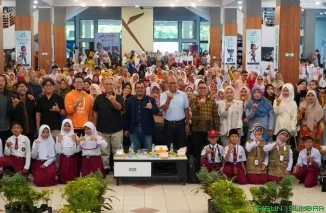 Sesi talk show Padang International Animation & Game Expo (PIAGEX) 2026 menghadirkan Fadly bin Semi dari Durioo+ Malaysia bersama pelaku industri kreatif lokal di Gedung Bagindo Aziz Chan Youth Center, Minggu (26/7/2026). (Foto: Ist)