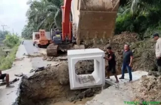 Pekerja Dinas PUPR Kabupaten Dharmasraya memasang box culvert untuk mengganti gorong-gorong yang putus di Jorong Kampung Baru, Nagari Simalidu. (Foto: Ist)