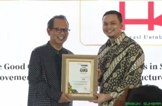 Vice President Tata Kelola Perusahaan & General Affair PT Hutama Karya (Persero), Rian Hari Anggoro, menerima penghargaan Indonesia Excellence Good Corporate Governance Award 2026 di Jakarta, Selasa (30/6/2026). (Foto: Ist)