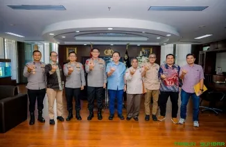 Senator RI asal Sumatera Barat Irman Gusman saat menyampaikan dukungan penuh terhadap langkah Kapolda Sumatera Barat dalam memberantas narkoba dan berbagai kejahatan yang meresahkan masyarakat, Kamis (23/7/2026). (Foto: Ist)