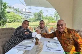 Wakil Ketua DPR RI Sufmi Dasco Ahmad tampak duduk bersama pengacara Hotman Paris Hutapea dan Ketua Umum PWI Pusat Akhmad Munir saat pertemuan damai yang berlangsung di Jakarta, Selasa (28/7/2026). (Foto: Ist)