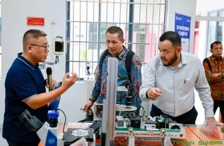 Wali Kota Padang Fadly Amran bersama delegasi disambut dengan pertunjukan Barongsai di Guangdong Construction Vocational Technology Institute. (Foto: Ist)