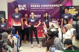 Ketua panitia BOM Run 2026 memperlihatkan Official Race Pack yang akan diterima ribuan peserta ajang lari bertaraf nasional di Padang. (Foto: Ist)