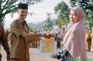 Wakil Bupati Solok Selatan H. Yulian Efi menyerahkan penghargaan kepada perwakilan koperasi berprestasi pada peringatan Hari Koperasi ke-79, Senin (13/7/2026). (Foto: Ist)