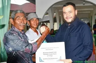 Wali Kota Padang Fadly Amran saat meluncurkan Program Padang Mandiri Benih Padi di Kelurahan Air Pacah, Jumat (3/7/2026). (Foto: Ist)