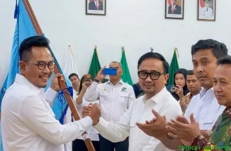 Ketua Umum Dekopin Bambang Haryadi saat melantik Gun Sugianto SH MH sebagai Ketua Dekopinwil Sumbar periode 2025--2030 di Auditorium Istana Gubernur Sumbar. (Foto: Ist)