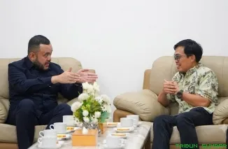 Wali Kota Padang Fadly Amran bersama General Manager Pelindo Regional 2 Teluk Bayur Ferrial Dunan Sidabutar saat membahas rencana pembangunan Maritim Center dan penataan kawasan Batang Arau di Rumah Dinas Wali Kota Padang, Jumat (3/7/2026). (Foto: Ist)
