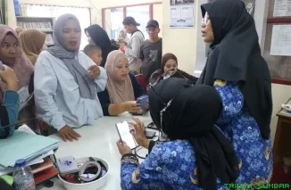 Petugas Kelurahan Air Pacah memfasilitasi pendaftaran Portal Perlindungan Sosial (Perlinsos) bagi warga di Kantor Kelurahan Air Pacah, Kecamatan Koto Tangah, Padang, Jumat (17/7/2026). (Foto: Ist)