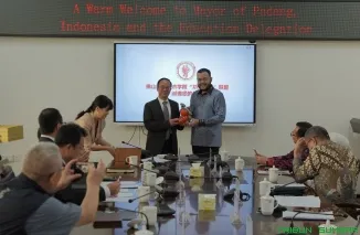 Wali Kota Padang Fadly Amran bersama delegasi kampus Padang saat pertemuan resmi dengan pimpinan Foshan Polytechnic untuk memperkuat program Padang Juara. (Foto: Ist)