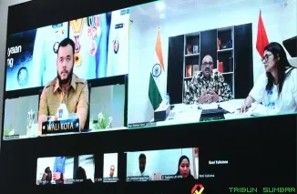 Wali Kota Padang Fadly Amran bersama Konsul Jenderal India di Medan Ravi Shanker Goel, perwakilan Nalanda University, dalam pertemuan daring penjajakan kerja sama beasiswa internasional, Selasa (28/7/2026). (Foto: Ist)