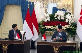 Presiden RI Prabowo Subianto dan Perdana Menteri Singapura Lawrence Wong saat memberikan pernyataan bersama di Istana Merdeka, menandai kesepakatan 26 kerja sama termasuk ekspor listrik bersih lintas batas. (Foto: Ist)