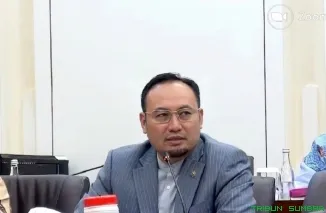 Anggota Komisi VI DPR RI Rahmat Saleh saat menyampaikan sorotan terhadap kesenjangan kinerja operasional dan keuangan PT Agrinas Palma Nusantara dalam Rapat Dengar Pendapat di Senayan. (Foto: Ist)