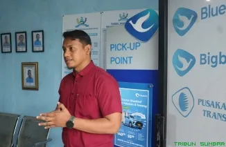 General Manager Bluebird Pool Padang Eko Febrianto menjelaskan berbagai promo dan dukungan yang disiapkan PT Bluebird Tbk dalam rangka memeriahkan Hari Jadi Kota Padang ke-357 serta ajang BOMRun 2026, Senin (27/7/2026). (Foto: Ist)