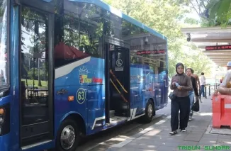 Direktur Utama Perumda Padang Sejahtera Mandiri Alvino Martha saat mengumumkan tarif istimewa Trans Padang senilai Rp1 dalam rangka memeriahkan Hari Jadi Kota Padang ke-357, Senin (27/7/2026). (Foto: Ist)