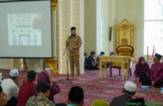 Wali Kota Padang Fadly Amran bersama jajaran pejabat dan jamaah haji saat menghadiri Tabligh Akbar dan Tasyakuran Kepulangan Jamaah Haji se-Kota Padang di Masjid Al-Hakim, Selasa (28/7/2026). (Foto: Ist)