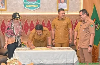 Wakil Gubernur Sumbar Vasko Ruseimy bersama Bupati Dharmasraya, Bupati Sijunjung, dan Wakil Wali Kota Sawahlunto saat menandatangani komitmen dukungan pengusulan Koridor Sajunraya sebagai Proyek Strategis Nasional. (Foto: Ist)