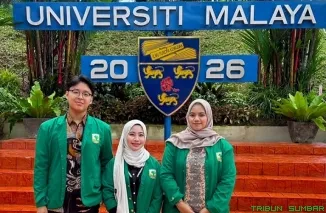 Tiga mahasiswa Fakultas Kedokteran Gigi Universitas Andalas bersama pembimbing saat mengikuti kegiatan Clinical Observership di Fakultas Kedokteran Gigi Universiti Malaya, Malaysia, 13--17 Juli 2026. (Foto: Ist)