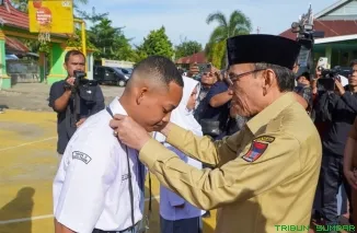 Wakil Wali Kota Padang Maigus Nasir bersama Danpom Kodaeral II Kolonel Laut Almuhaimin saat memasang tanda peserta simbolis pada pembukaan MATAMUDA MAN 3 Padang, Senin (13/7/2026). (Foto: Ist)