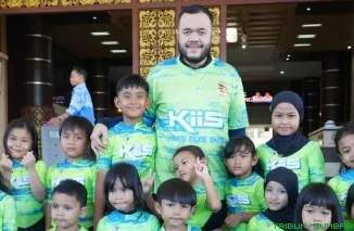 Wali Kota Padang Fadly Amran saat melepas keberangkatan 14 atlet Kreasi Inline Skate (KIIS) Kota Padang di Balai Kota Padang, Kamis (2/7/2026). (Foto: Ist)