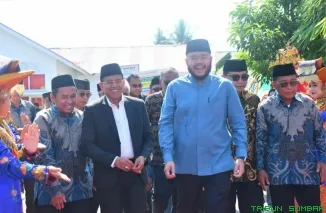 Wali Kota Padang Fadly Amran tokoh masyarakat melakukan penandatanganan prasasti sekaligus meresmikan wajah baru Masjid Muttaqin Kampung Lapai. (Foto: Ist)