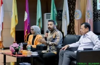 Anggota Komisi V DPR RI Zigo Rolanda saat memberikan arahan pada acara pelepasan mahasiswa KKN UNP Tahun 2026 di Padang, Kamis (2/7/2026). (Foto: Ist)