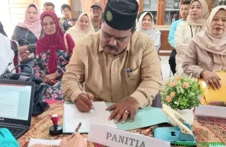 Afrimon, M.Pd. menyerahkan berkas pendaftaran calon Wali Nagari kepada Panitia P2WN Pasir Talang Selatan. (Foto: Ist)