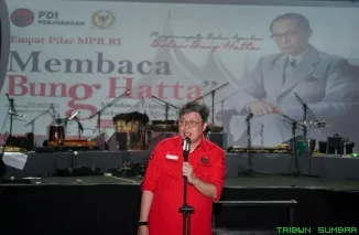 Ketua PDIP Sumbar Alex Indra Lukman menghadiri peringatan Bulan Agustus Bulan Bung Hatta di Kantor DPC PDIP Padang, Minggu (30/8/2026) malam. (Foto: Ist)