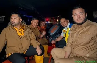 Anggota Komisi V DPR RI Zigo Rolanda bersama Wali Kota Padang Fadly Amran saat menyalurkan bantuan dan meninjau lokasi banjir di Kota Padang, Senin (3/8/2026). (Foto: Ist)