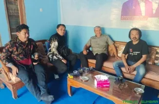 Bakal calon Ketua KNPI Tanah Datar Roni Pasla bersama rombongan bersilaturahmi ke DPC Partai Demokrat Tanah Datar, Kamis (27/8/2026). (Foto: Ist)