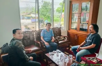 Bakal calon Ketua KNPI Tanah Datar Roni Pasla bersama rombongan bersilaturahmi ke DPC Gerindra Tanah Datar, Senin (24/8/2026). (Foto: Ist)