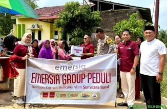 General Manager Emersia, Joe Lubis, bersama tim menyalurkan bantuan sembako dan kebutuhan pokok kepada warga terdampak banjir di Kelurahan Dadok Tunggul Hitam, Kecamatan Koto Tangah, Rabu (12/8/2026). (Foto: Ist)