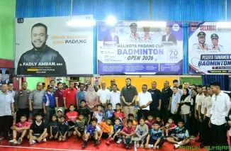 Wali Kota Padang Fadly Amran secara resmi membuka Wali Kota Padang Cup Badminton Open 2026 di Hall Badminton One Group, Jalan Ulu Gadut, Kecamatan Lubuk Kilangan, Selasa (25/8/2026). (Foto: Ist)