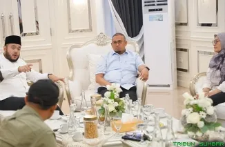 Wali Kota Padang Fadly Amran bersama Wakil Ketua Komisi VI DPR RI Andre Rosiade membahas percepatan pembangunan SPAM Palukahan di Kediaman Resmi Wali Kota Padang, Jumat (21/8/2026). (Foto: Ist)