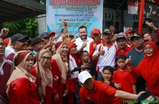 Wali Kota Padang Fadly Amran menghadiri kegiatan Jalan Santai se-Kelurahan Kubu Dalam Parak Karakah di Lapangan RW 05, Minggu (23/8/2026). (Foto: Ist)