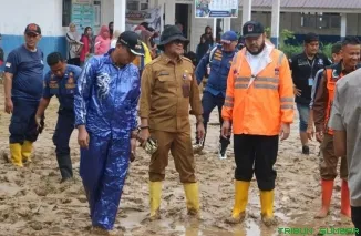 Wali Kota Padang Fadly Amran didampingi Sekda Raju Minropa, Kadis Pendidikan Yopi Krislova, dan pejabat terkait meninjau kondisi SMP Negeri 41 Padang, Selasa (4/8/2026). (Foto: Ist)