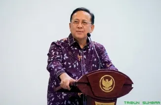 Anggota DPD RI Irman Gusman menyampaikan pidato utama dalam Seminar Nasional Rangkayo Minang Indonesia bertajuk "Tokoh Minangkabau yang Mengubah Indonesia" di Balai Kota DKI Jakarta, Kamis (27/8/2026). (Foto: Ist)