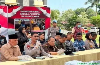 Kapolda Sumbar Irjen Pol. Djati Wiyoto Abadhy pimpin pemusnahan 124 Kg ganja dan narkoba lain di halaman Mapolda Sumbar, Selasa (12/8/2026). (Foto: Ist)
