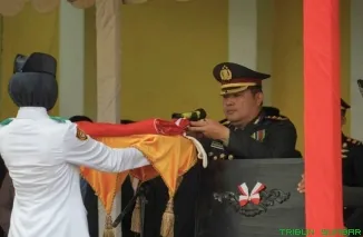 Kapolres Solok Selatan AKBP Andreanaldo Ademi bertindak sebagai Inspektur Upacara penurunan bendera HUT ke-81 RI di GOR Rimbo Tangah, Senin (17/8/2026). (Foto: Ist)