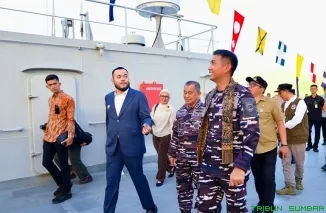 Wali Kota Padang Fadly Amran bersama Komandan KRI Teluk Kendari-518 Letkol Laut (P) Fanny Gunawan Siregar menyambut kedatangan KRI Teluk Kendari-518 di Dermaga IV Pelabuhan Teluk Bayur, Kamis (6/8/2026). (Foto: Ist)