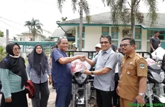 Penyerahan bantuan becak motor (bentor) dari Pokir Evi Yandri kepada lima kelompok tani di Kuranji, Selasa (18/8/2026). (Foto: Ist)